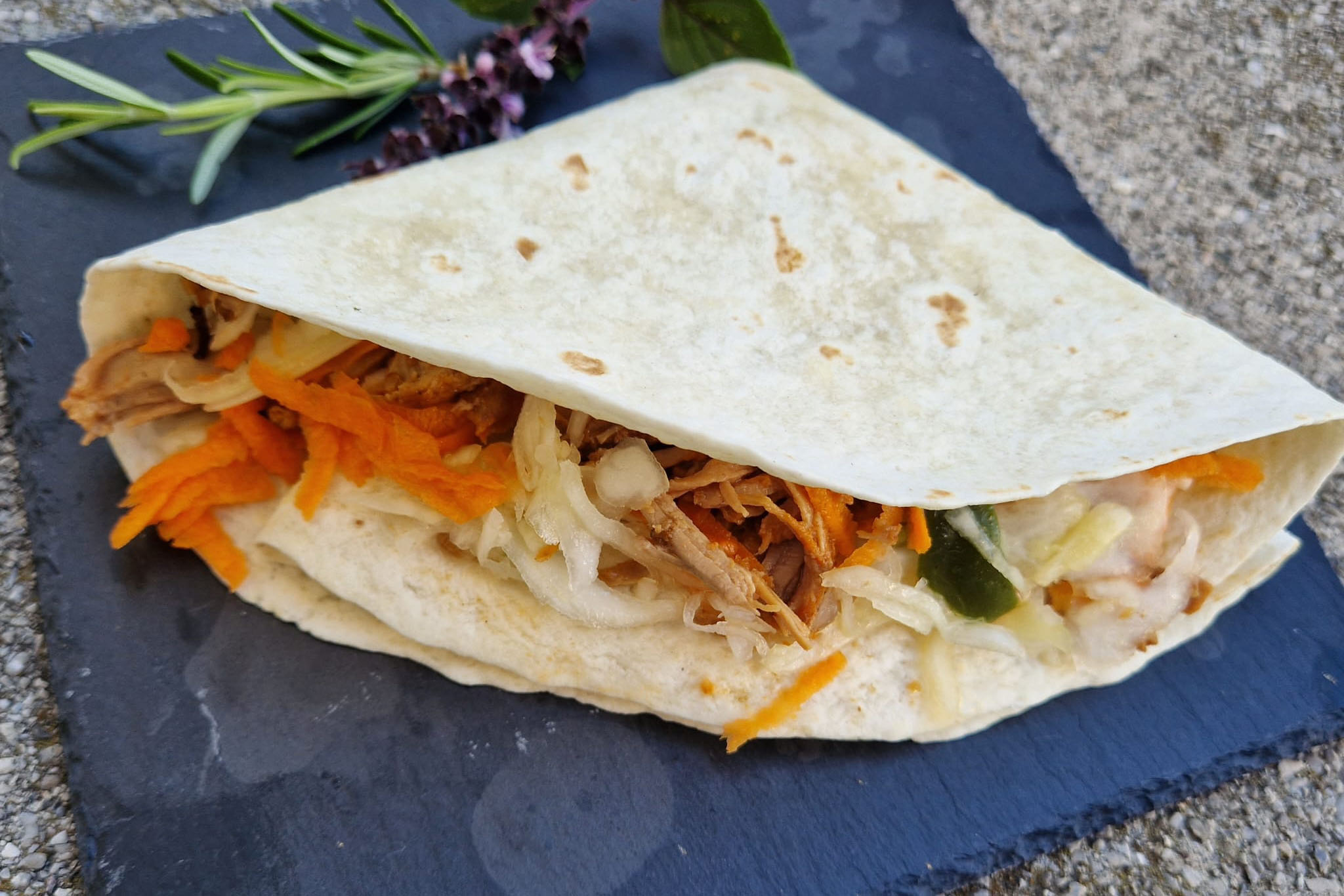 Tortilla mit Pulled Pork und Krautsalat