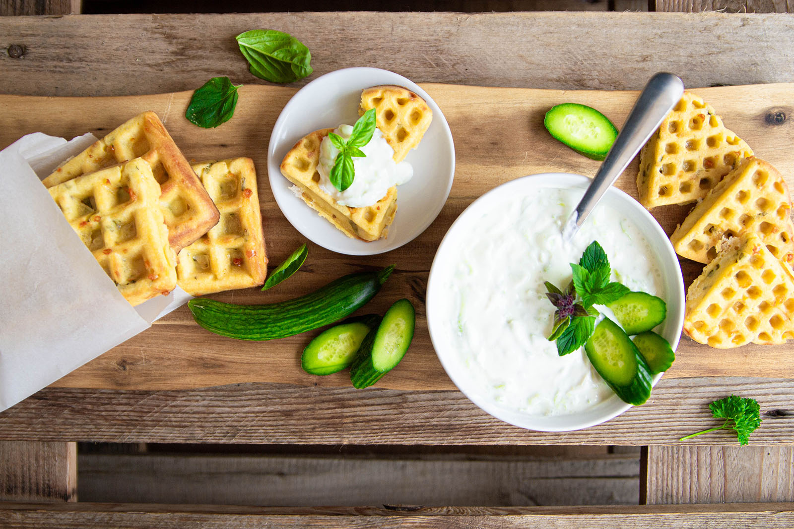 Pikante Kräuter-Waffeln mit Gurken-Joghurt