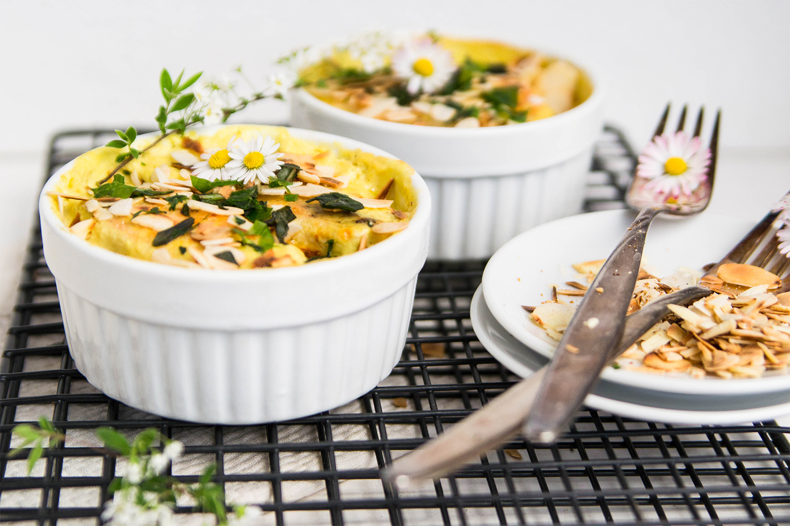 Fischfilets auf Lauchgemüse mit Frischkäse-Curry-Creme in Auflauf-Förmchen