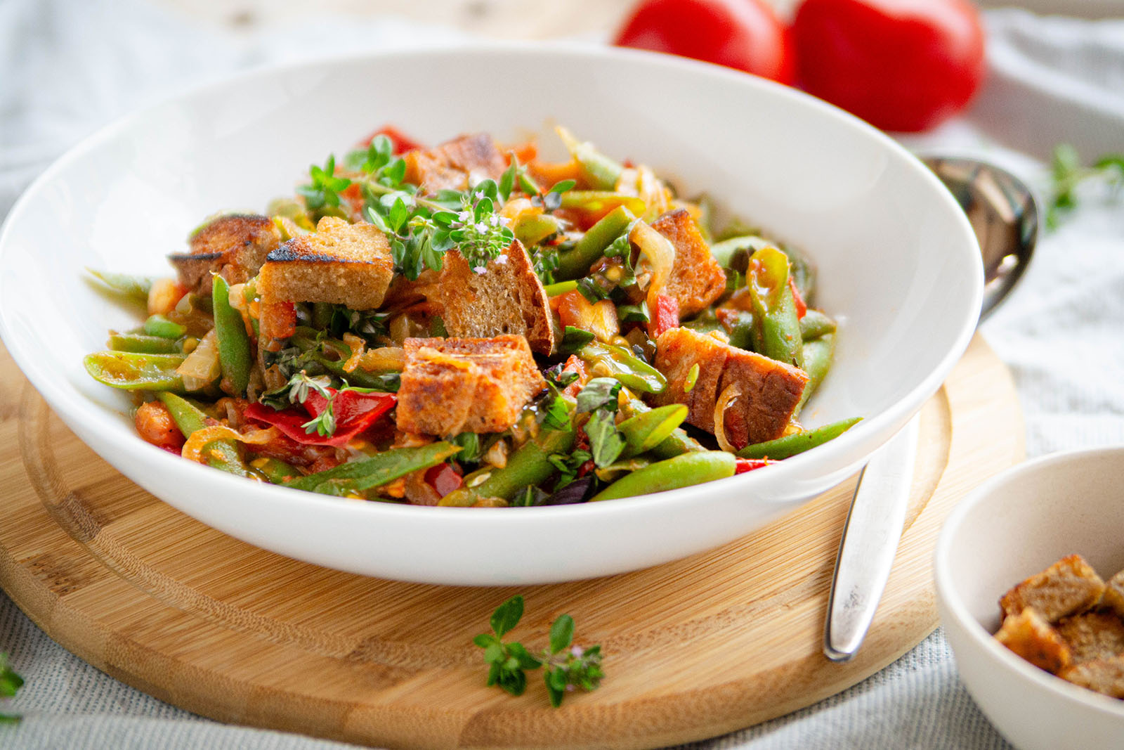 Eine Art Panzanella mit grünen Bohnen, Tomaten und gerösteten Brotwürfel