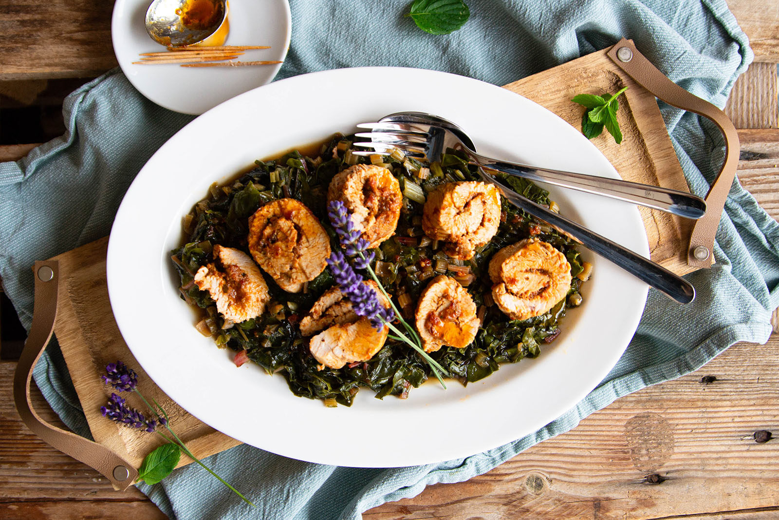 Puten-Rouladen mit roter Pesto-Fülle auf Mangold