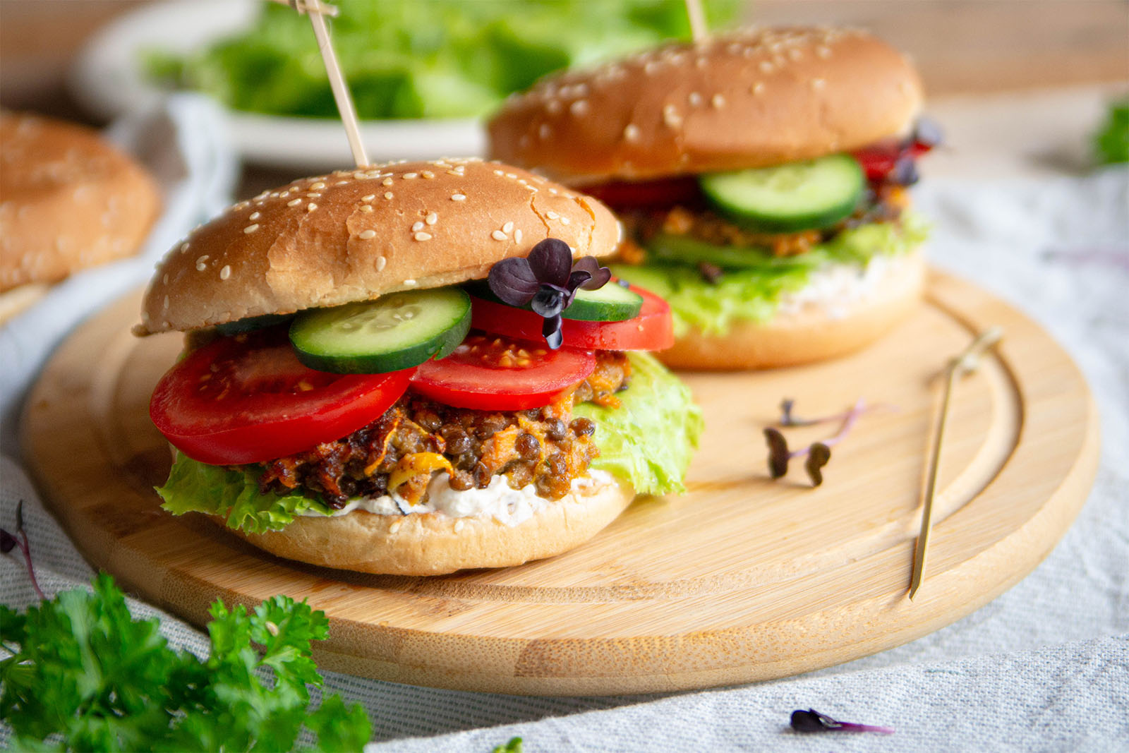 Veggie-Burger mit Linsen-Patties und Joghurt-Schafskäse-Creme