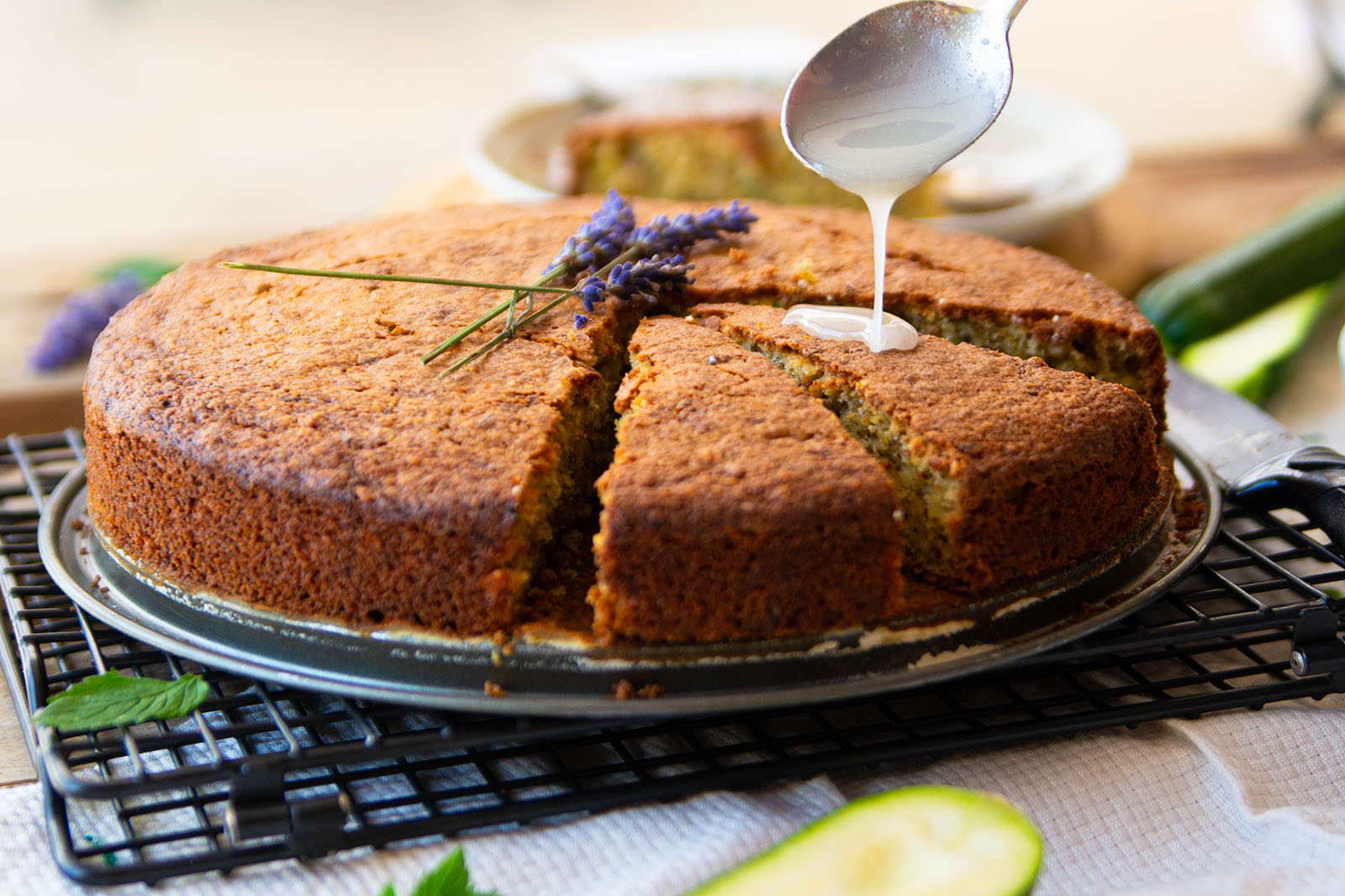 Zucchini-Mandel-Kuchen mit Amaretto-Glasur