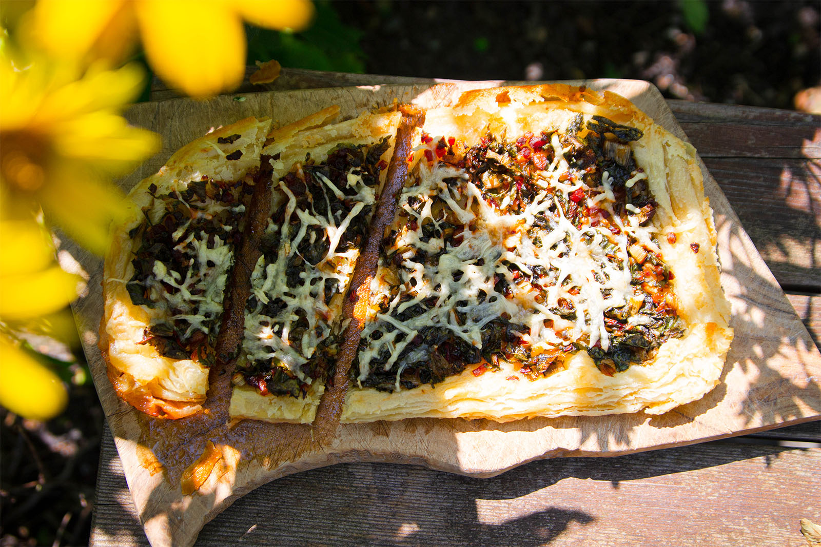 Blätterteig-Fleck mit Mangold, Speck und Käse