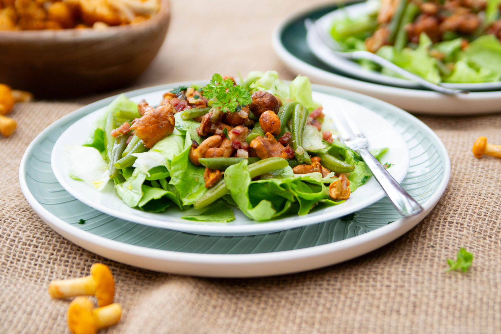 Blattsalat mit Eierschwammerl, grünen Bohnen und Speck