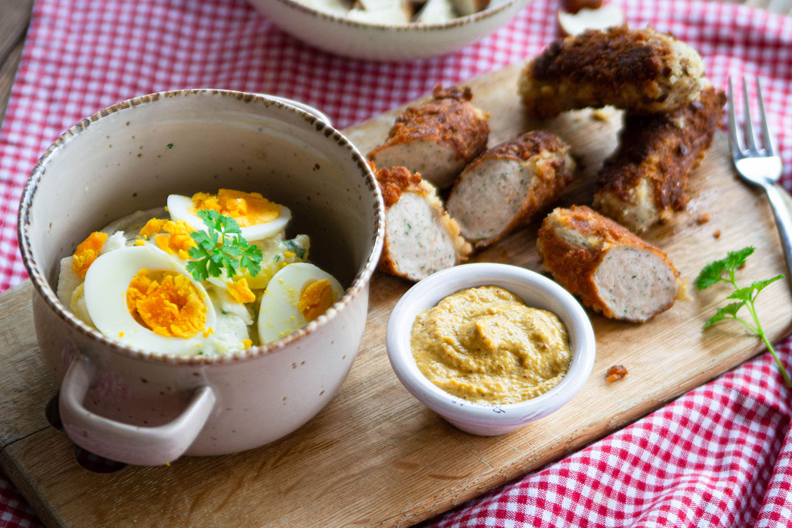 Kartoffelsalat mit Bierrettich und Eiern zu panierten Weißwürsten