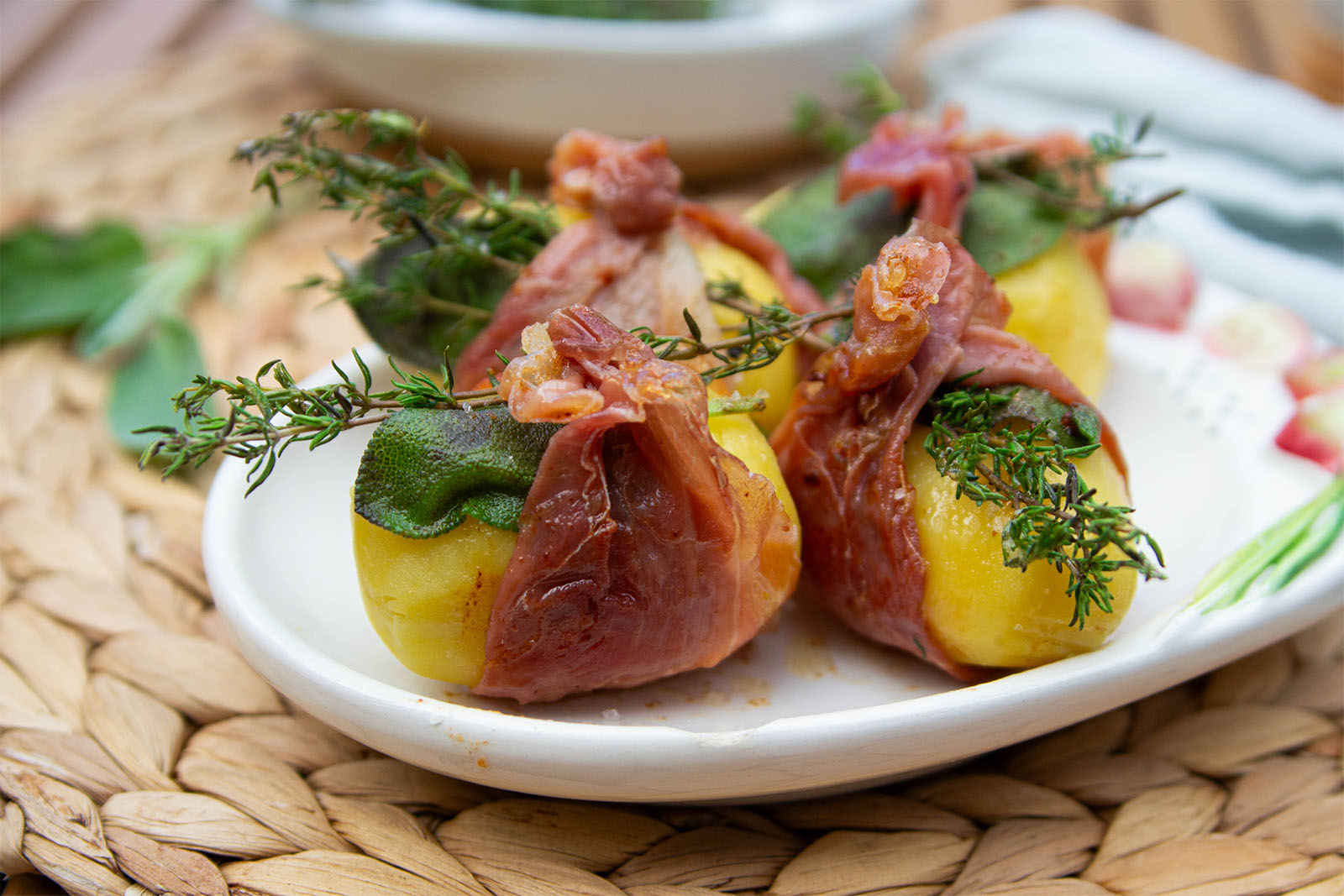 Kartoffeln mit Salbei im Schinkenmantel
