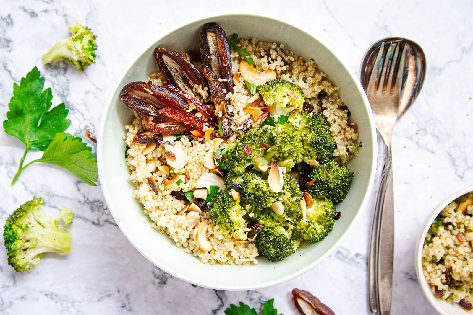 Quinoa-Salat mit Broccoli oder Romanesco, Mandeln und Datteln