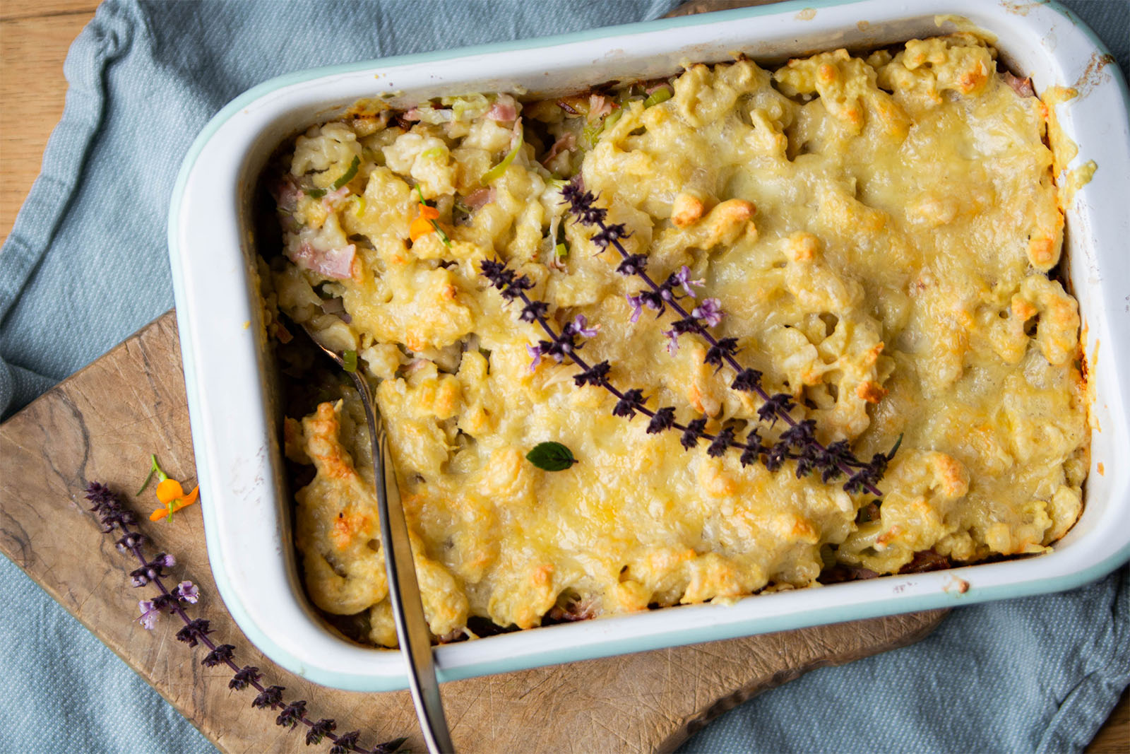 Spätzle-Lauch-Auflauf mit Käse überbacken