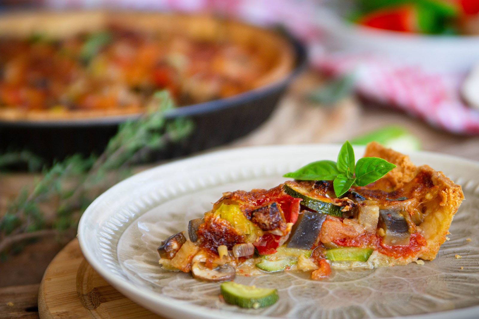 Tarte gefüllt mit Sommergemüse und Mozzarella