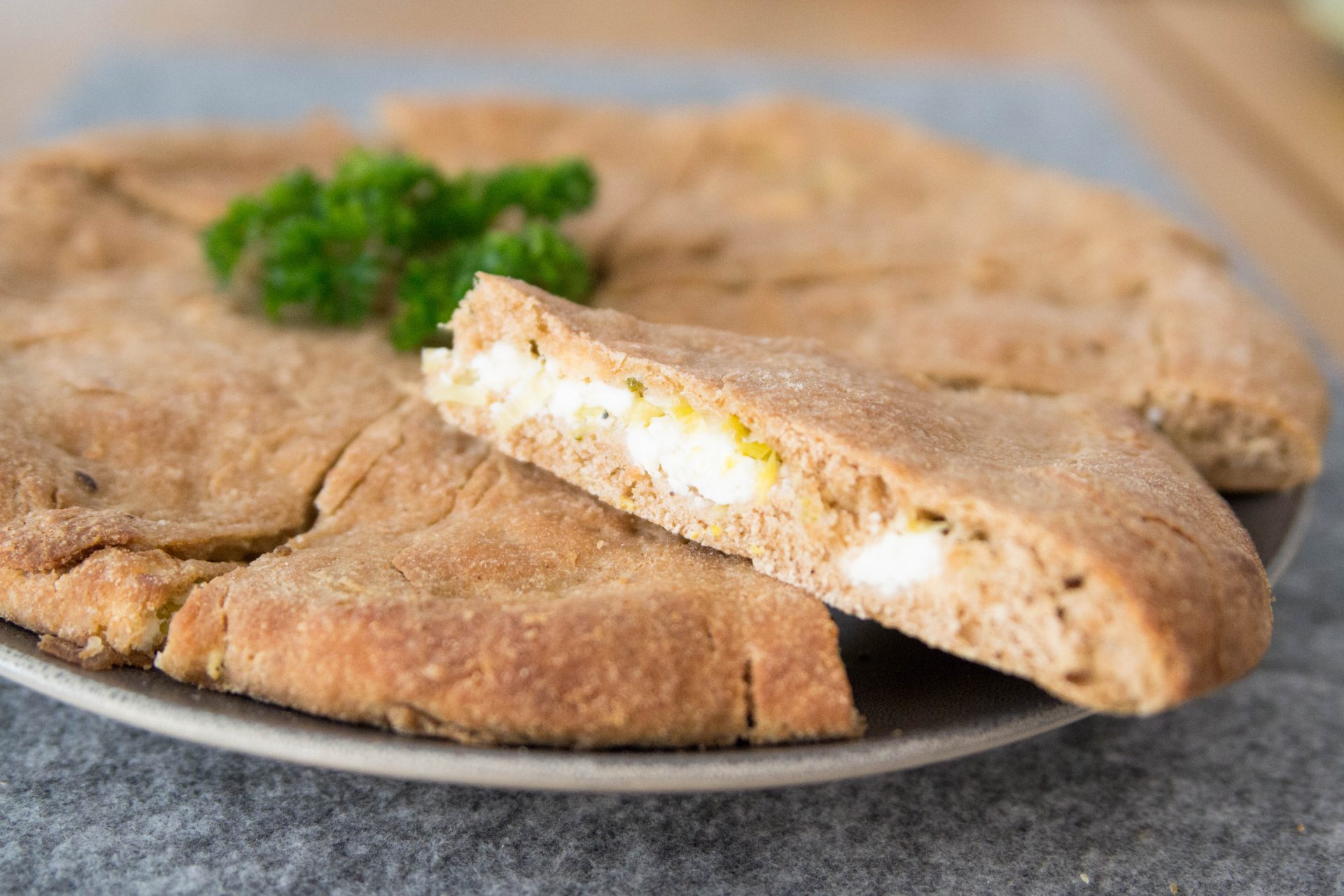 Gefülltes Vollkorn-Fladenbrot mit Lauch und Feta