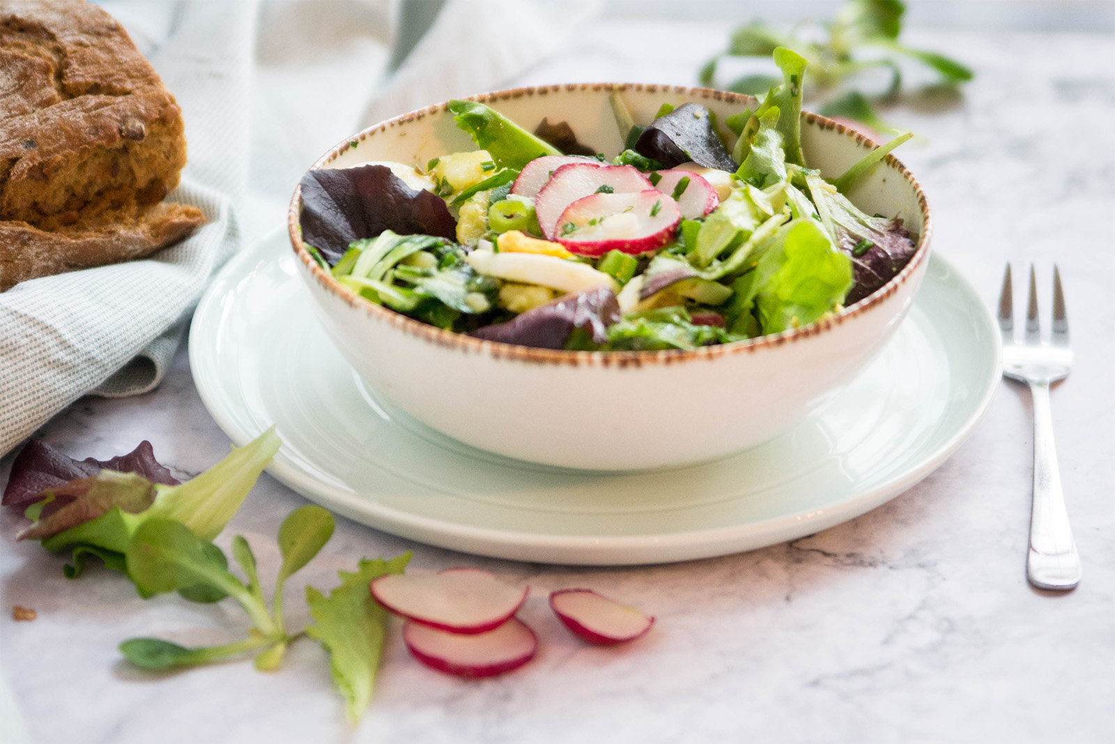 Blatt- und Kartoffelsalat mit Kräuter-Vinaigrette