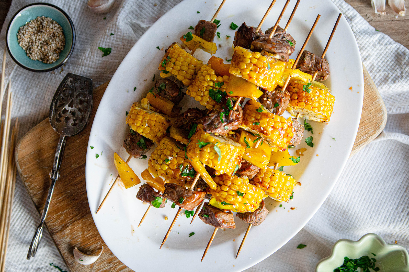 Grillspieße mit Rinderhuftsteak, Zuckermaiskolben und Parika