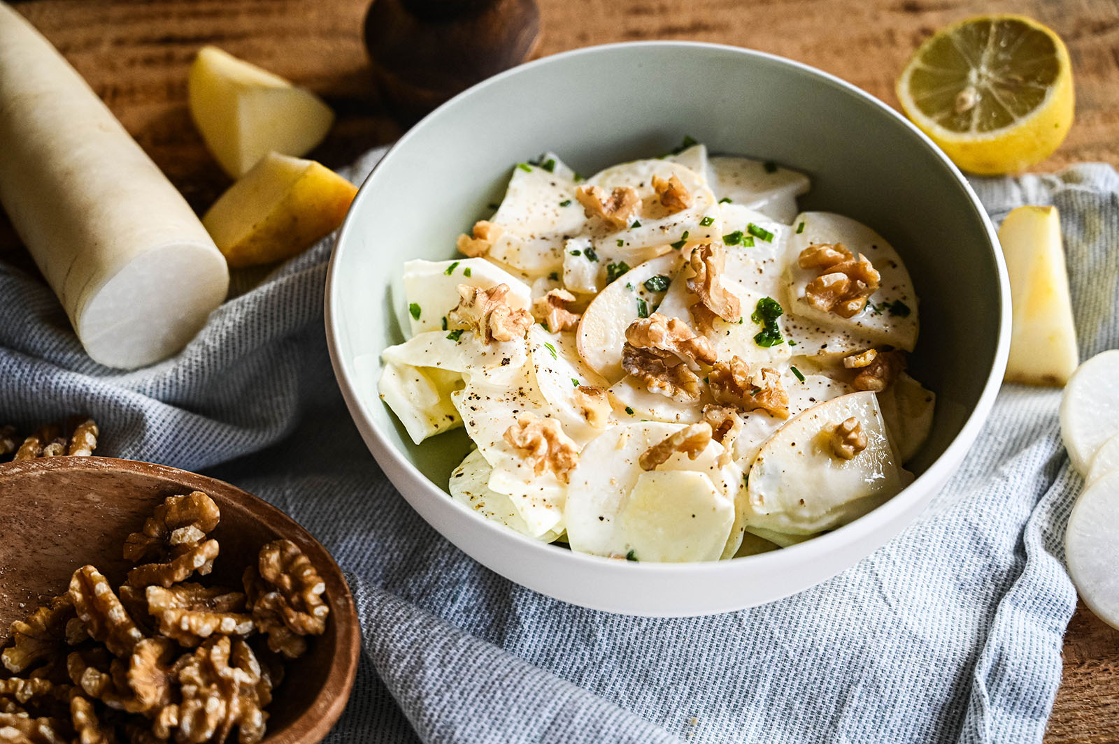 Bierrettich-Salat mit Äpfeln und Walnüssen