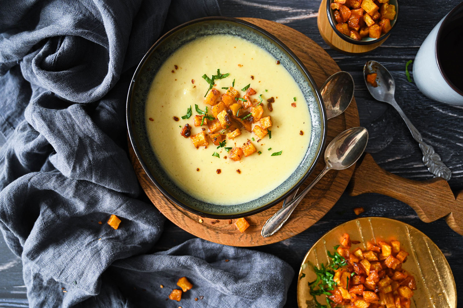Kohlrabi-Cremesuppe mit würzigen Kartoffelwürfeln