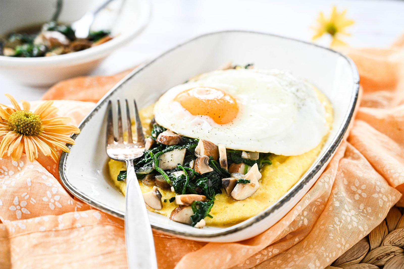 Cremiger Polenta mit Blattspinat, Champignons und Spiegelei