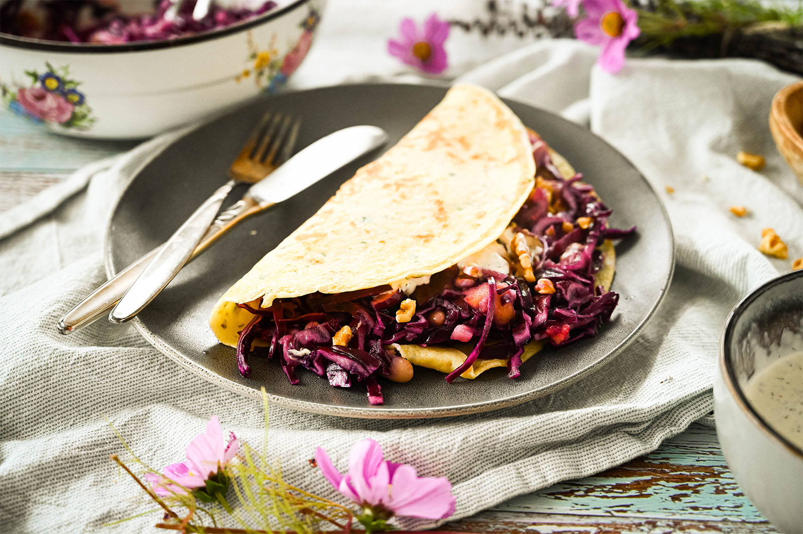 Kräuterpalatschinken mit Blaukraut-Fülle