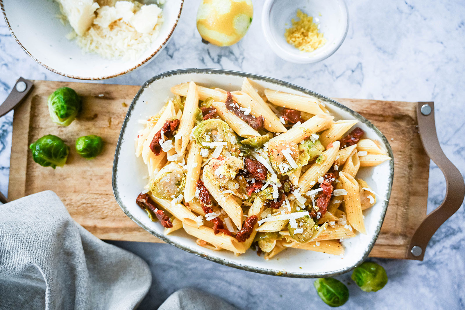 Penne mit Sprossenkohl und getrockneten Tomaten