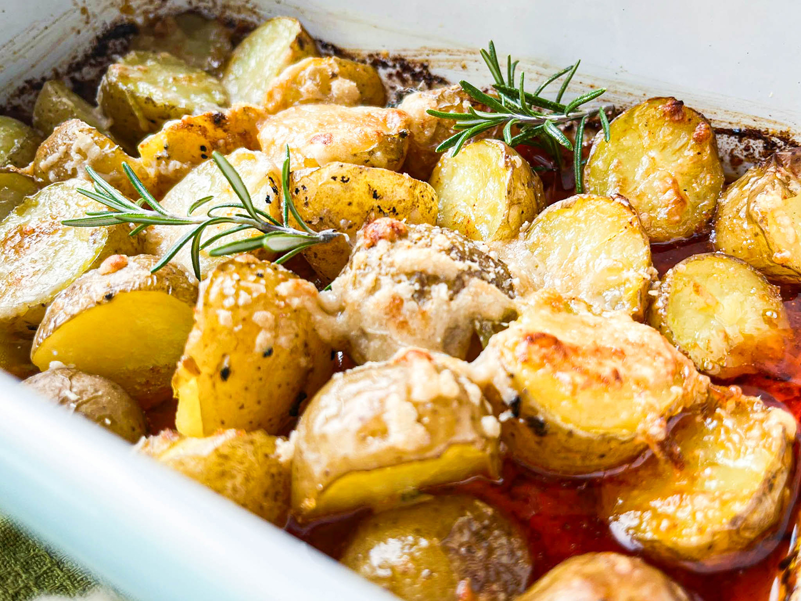 Knusprige Bratkartoffeln mit Parmesan-Knoblauch-Kruste