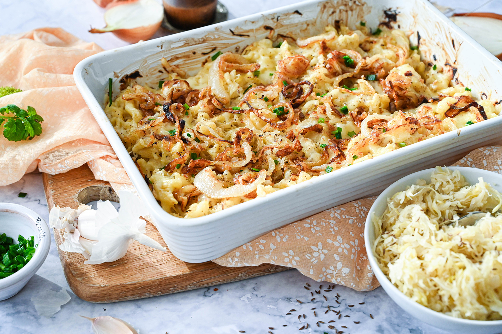 Überbackene Sauerkraut-Spätzle mit Röstzwiebeln