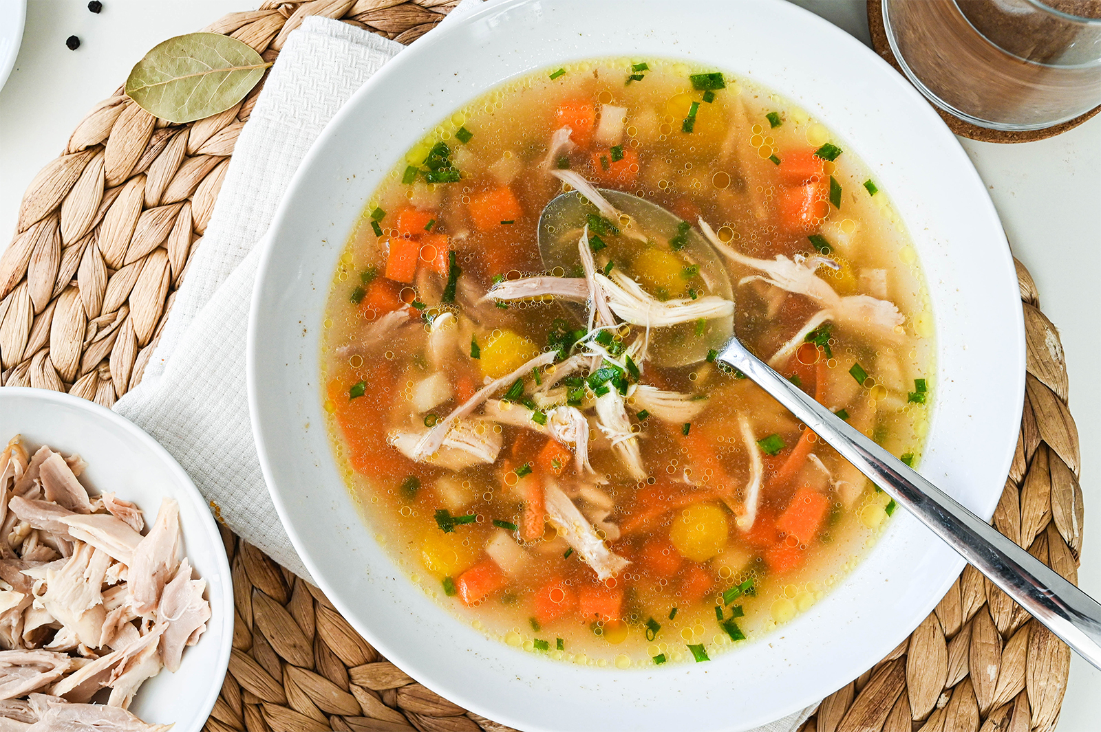 Klare Hühnersuppe mit Gemüse