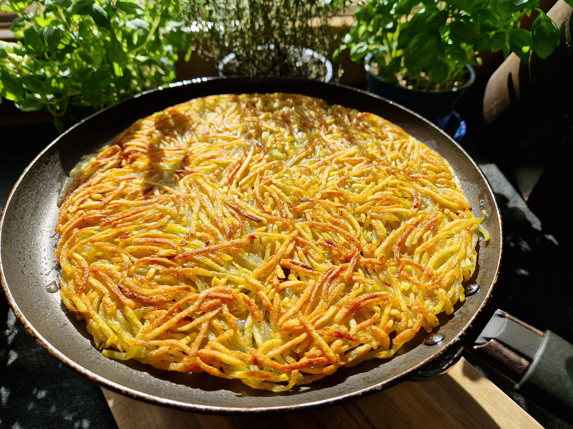 Schweizer Rösti mit Blattsalat