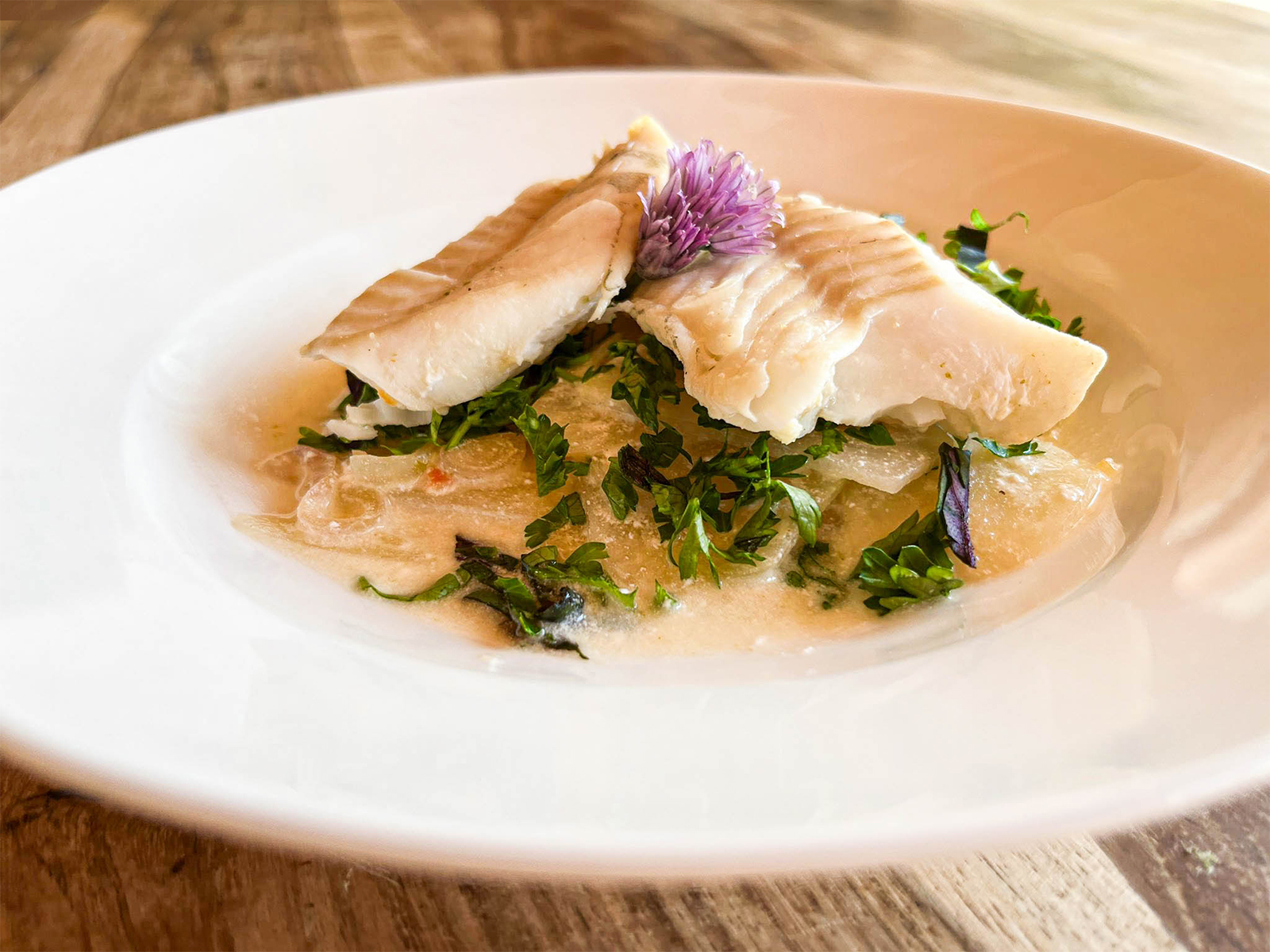 Gedünsteter Heilbutt auf Kräuter-Kohlrabi