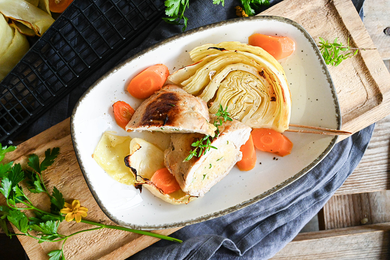 Gefülltes Schweinskotelett auf jungem Kraut