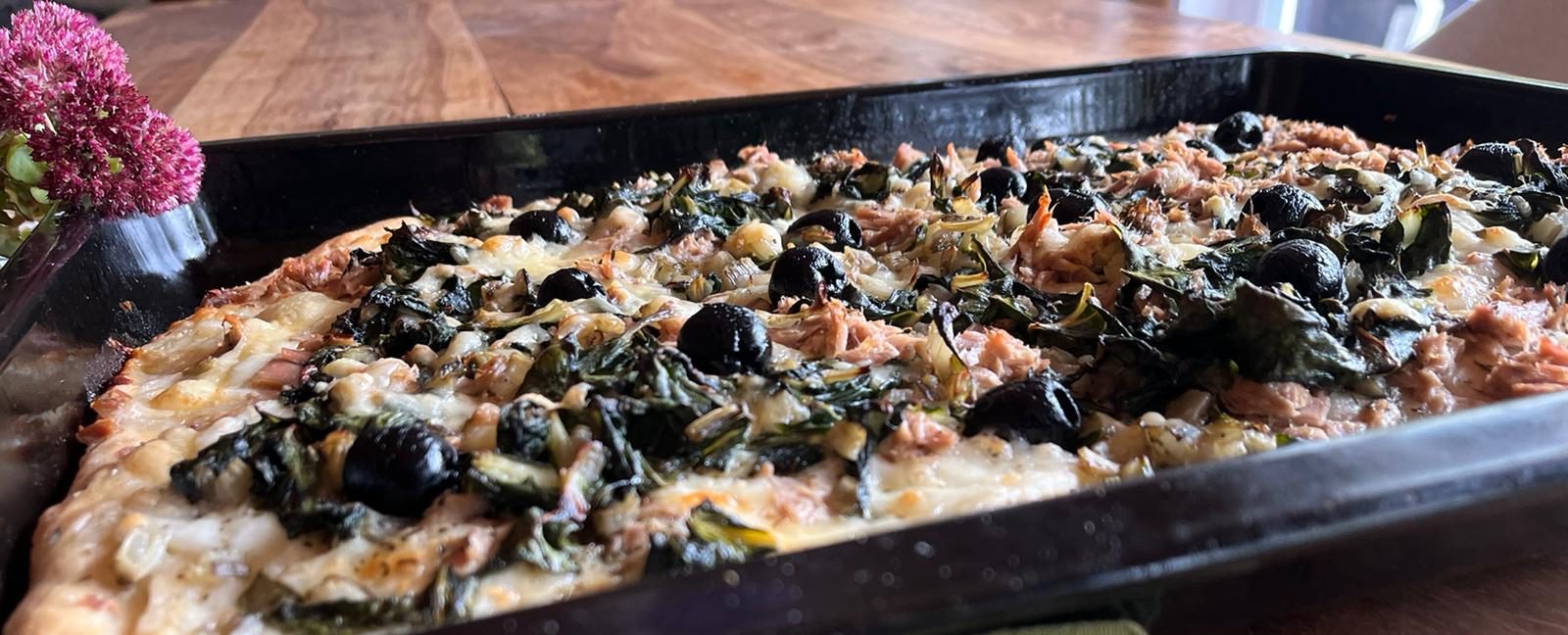 Blechpizza mit Mangold, Thunfisch und schwarzen Oliven