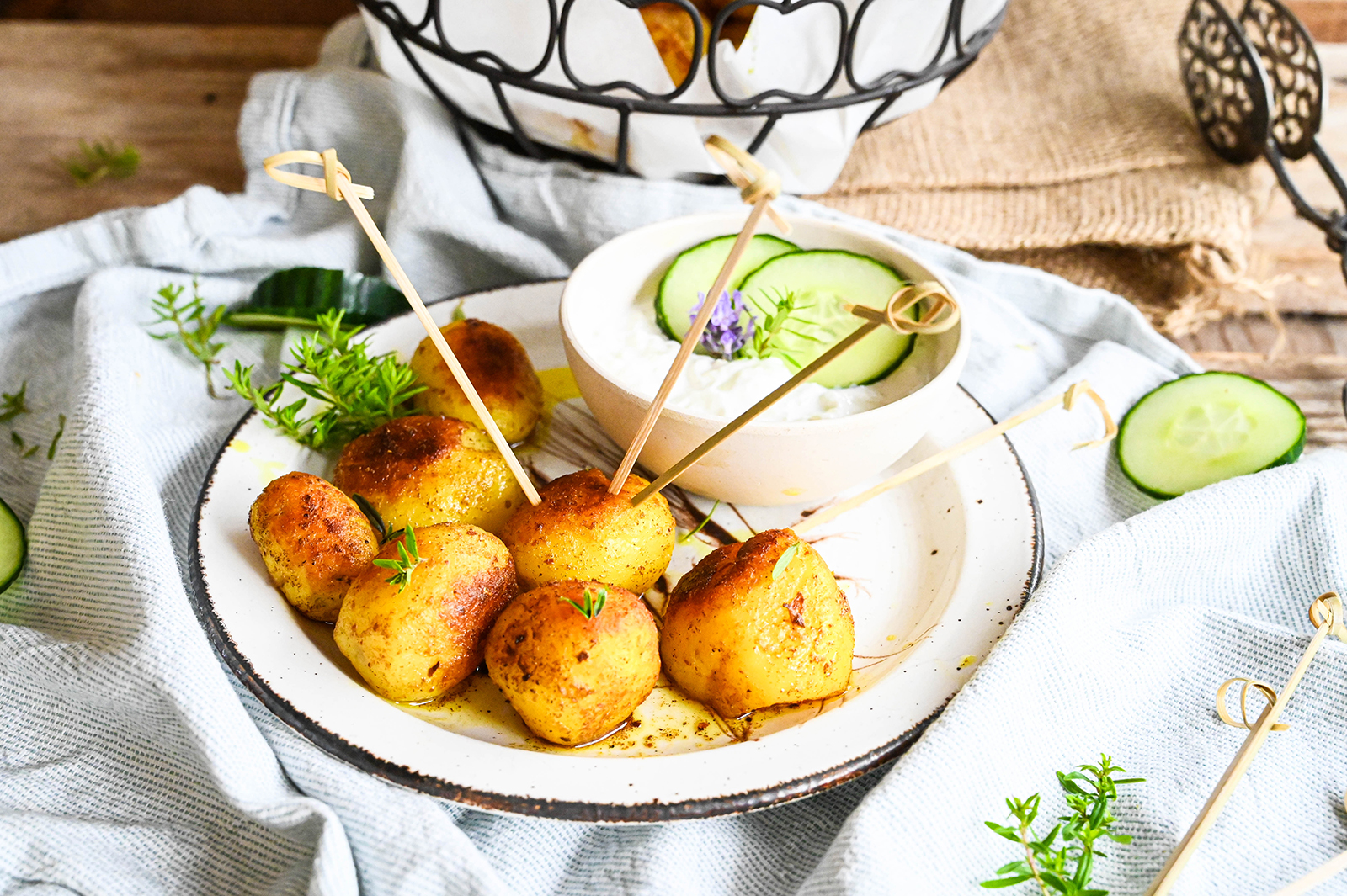Würzige Frühkartoffeln zu Gurken-Joghurt