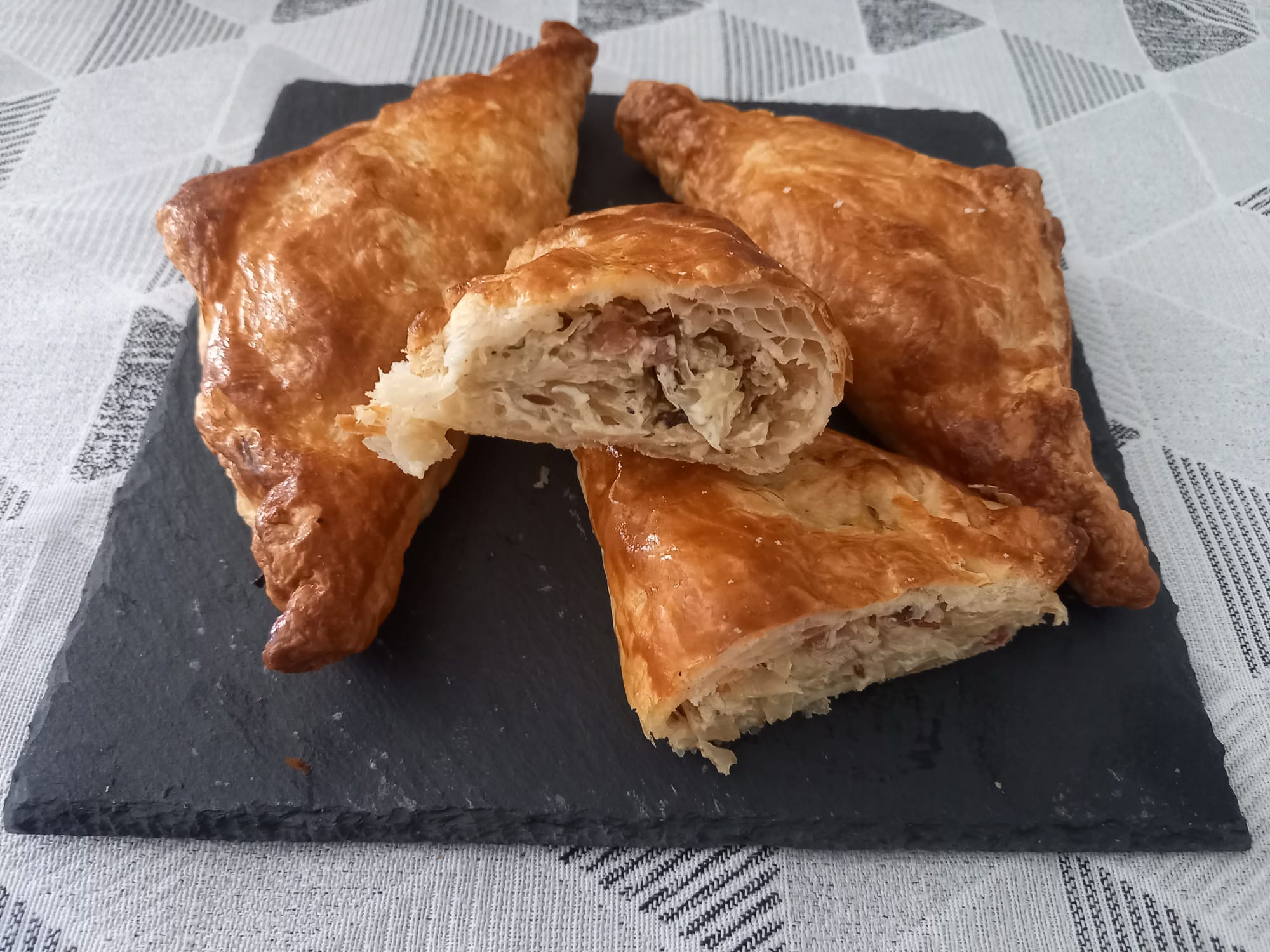 Gefüllte Blätterteig-Tascherl mit Kraut und Speck