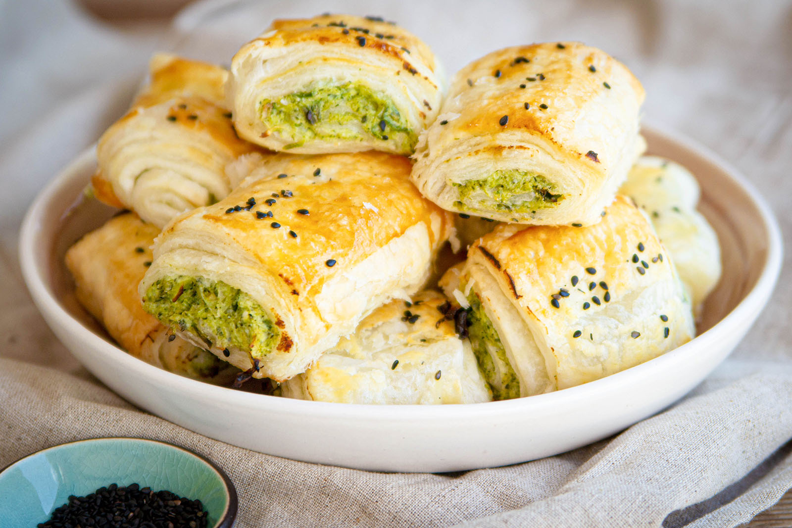 Blätterteigtaschen mit Broccoli-Ricotta-Fülle und Joghurt-Dip