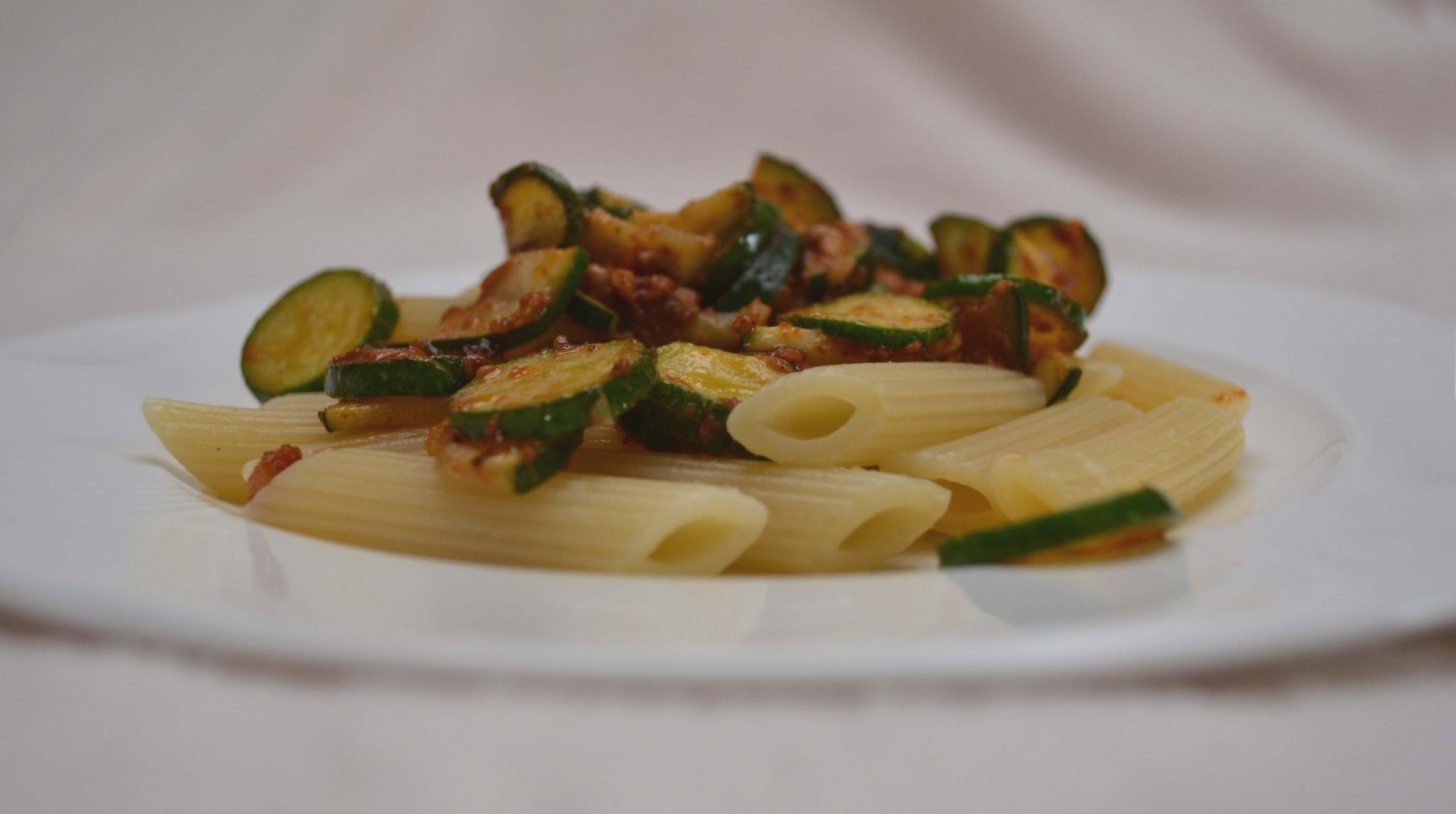 Penne mit Zucchini und Pesto