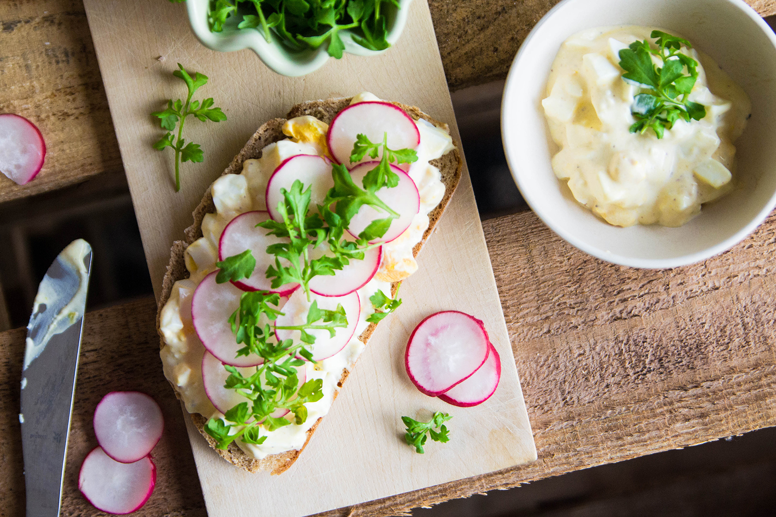 Eiersalat auf Krustenbrot mit Radieschen, Kresse und Schnittlauch