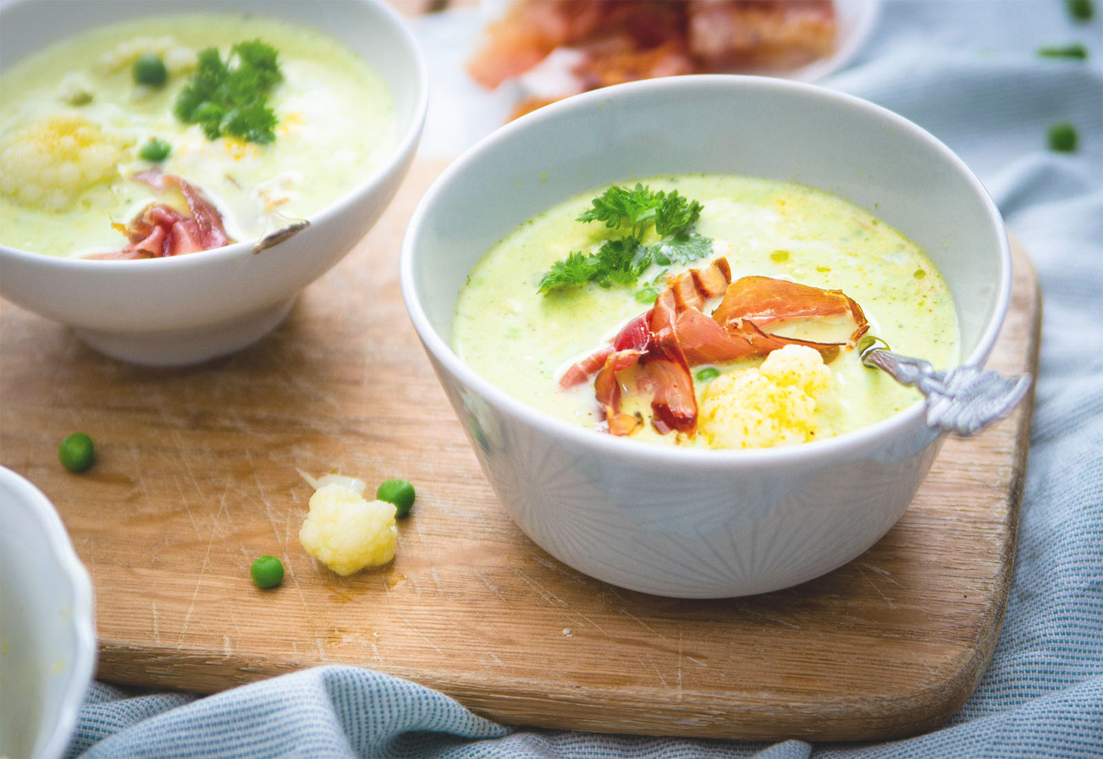 Erbsensuppe mit Karfiol und gebratenen Speck-Scheiben