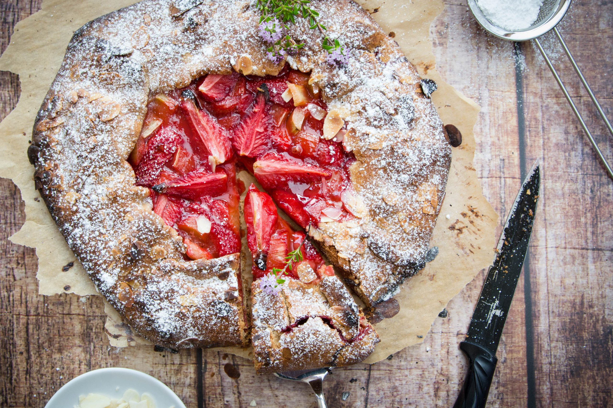 Galette mit Erdbeeren und Rhabarber
