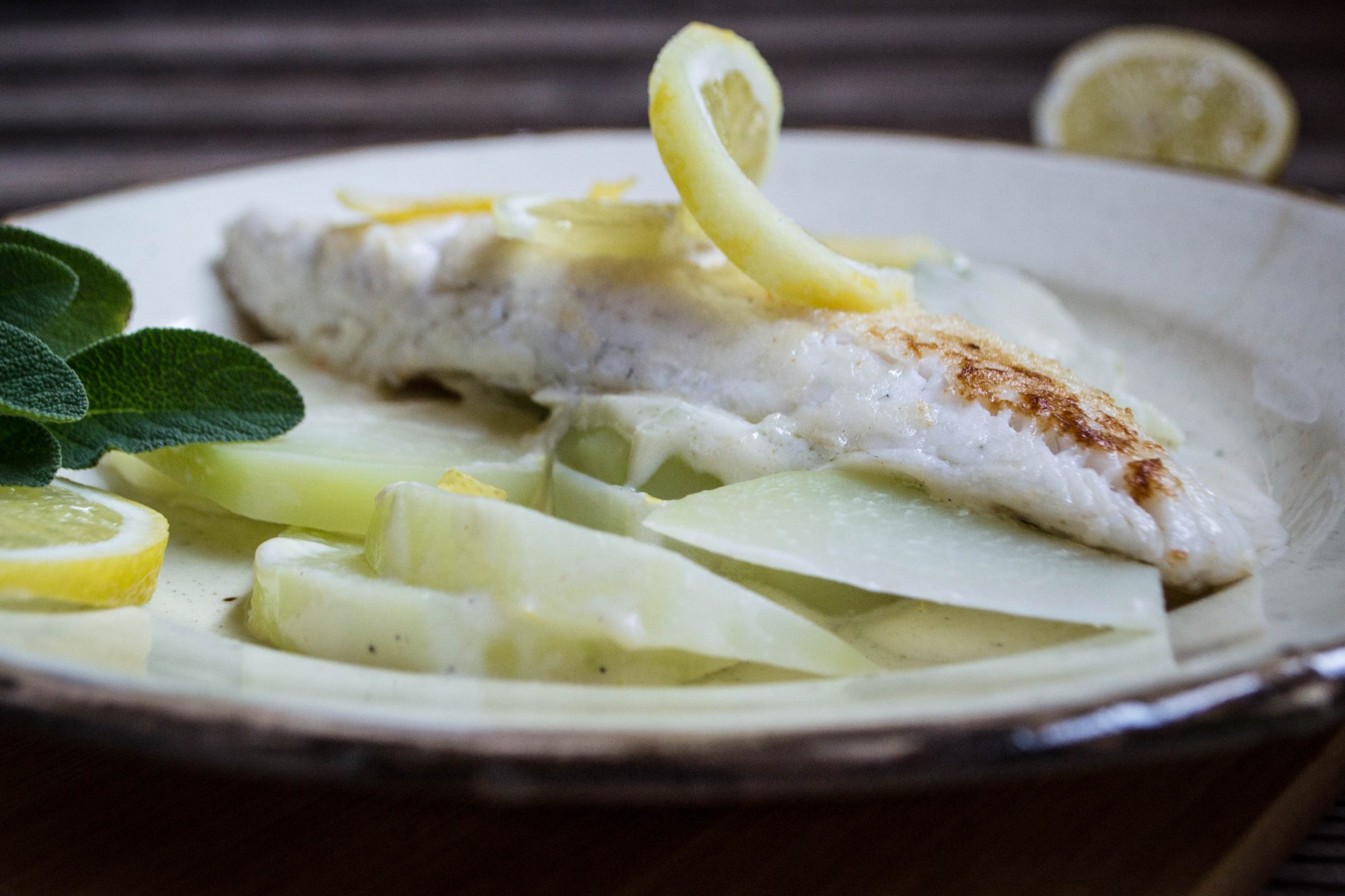 Gebratene Fischfilets auf Zitronen-Rahm-Kohlrabi