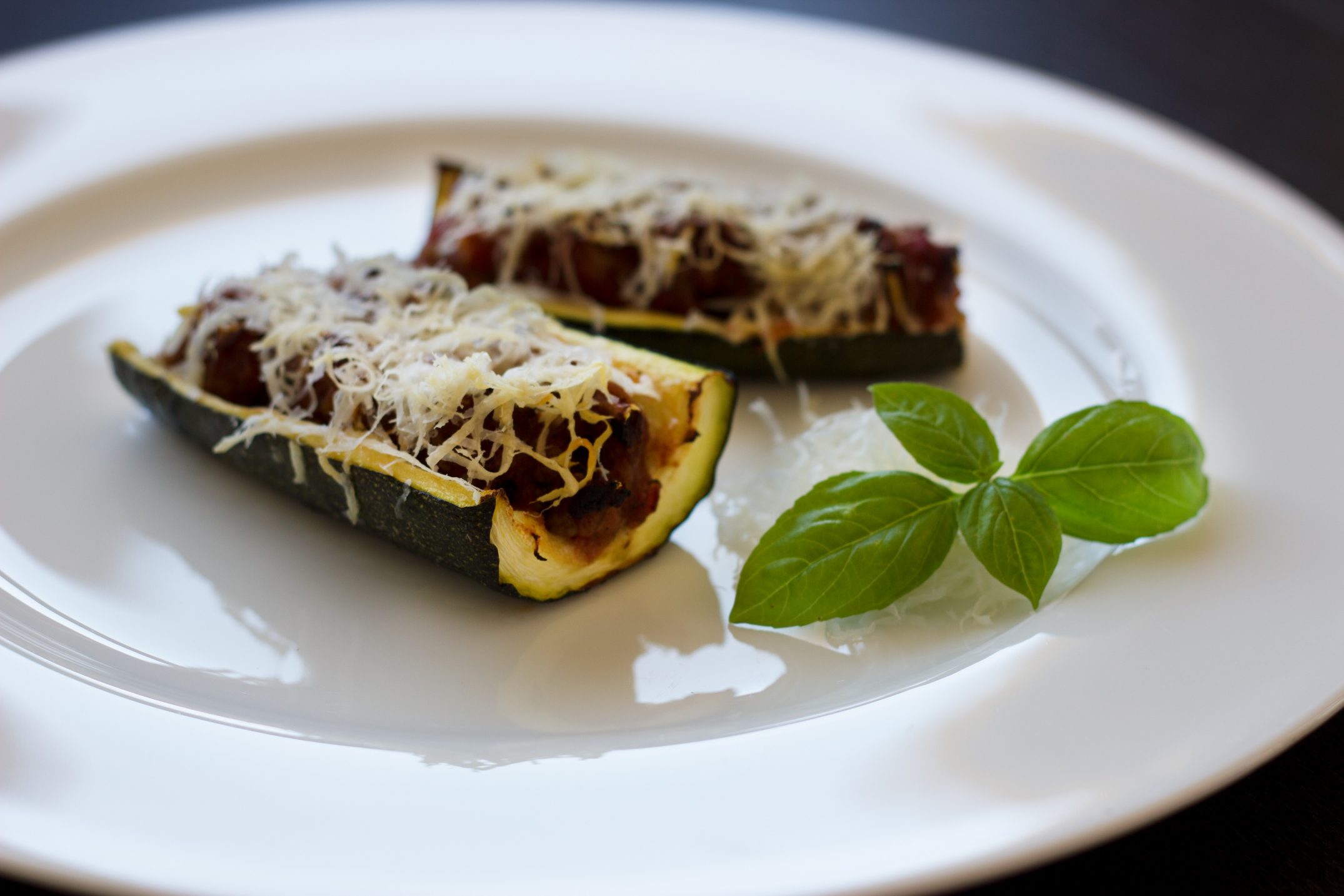 Gefüllte Zucchini mit Faschiertem