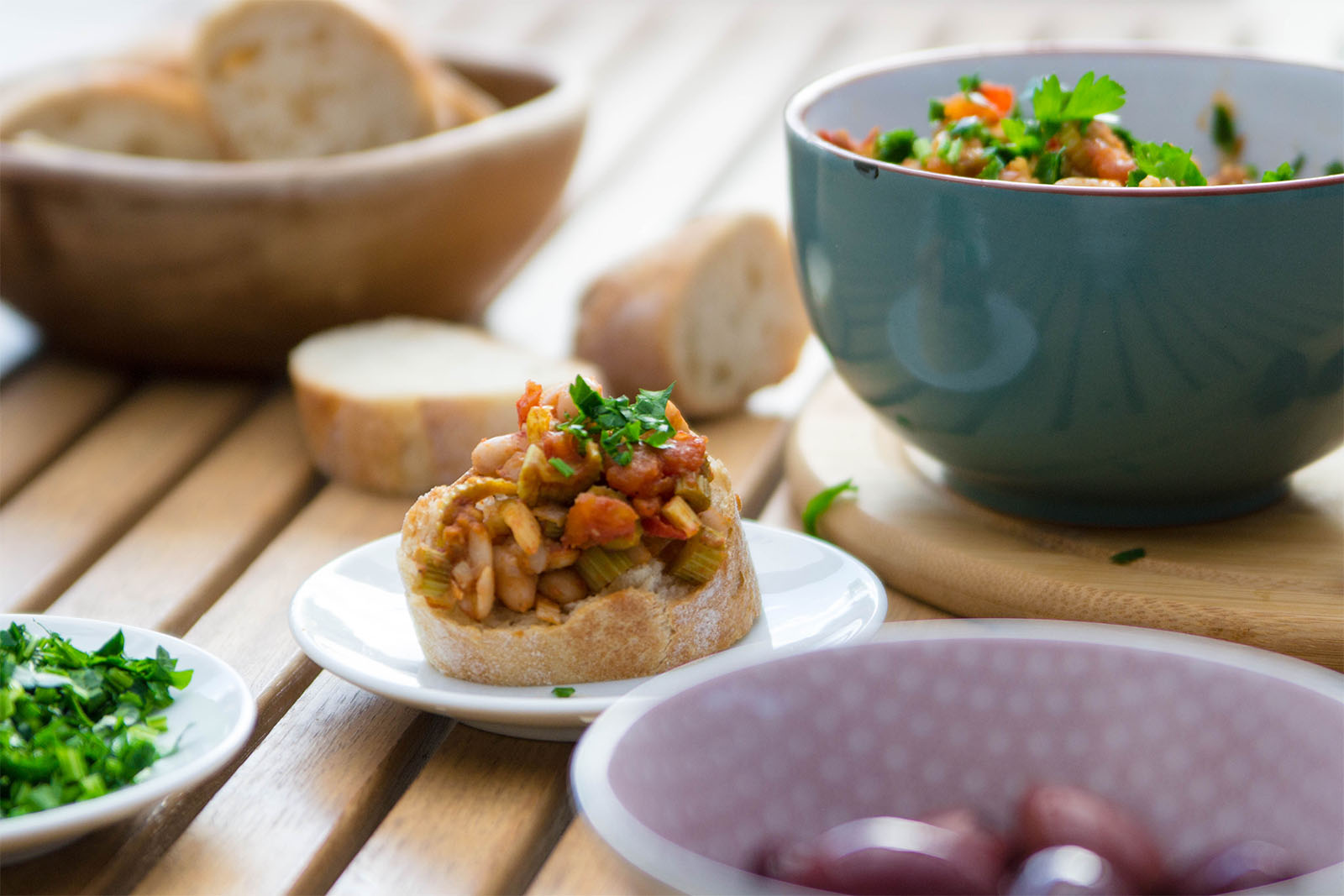 Große weiße Bohnen mit Stangensellerie und Tomaten – Tapa