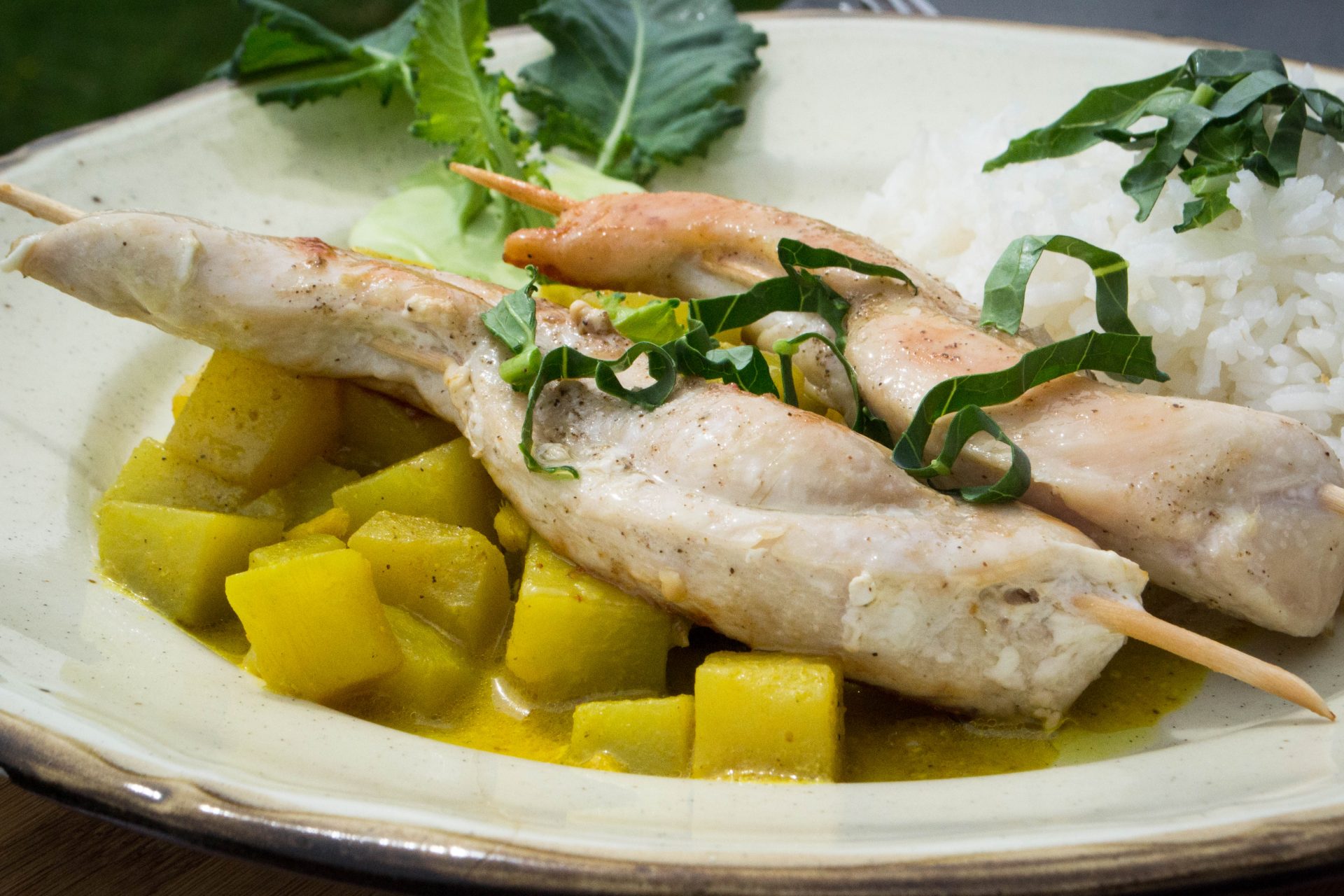 Hühnerspießchen zu Kohlrabi, indisch gewürzt