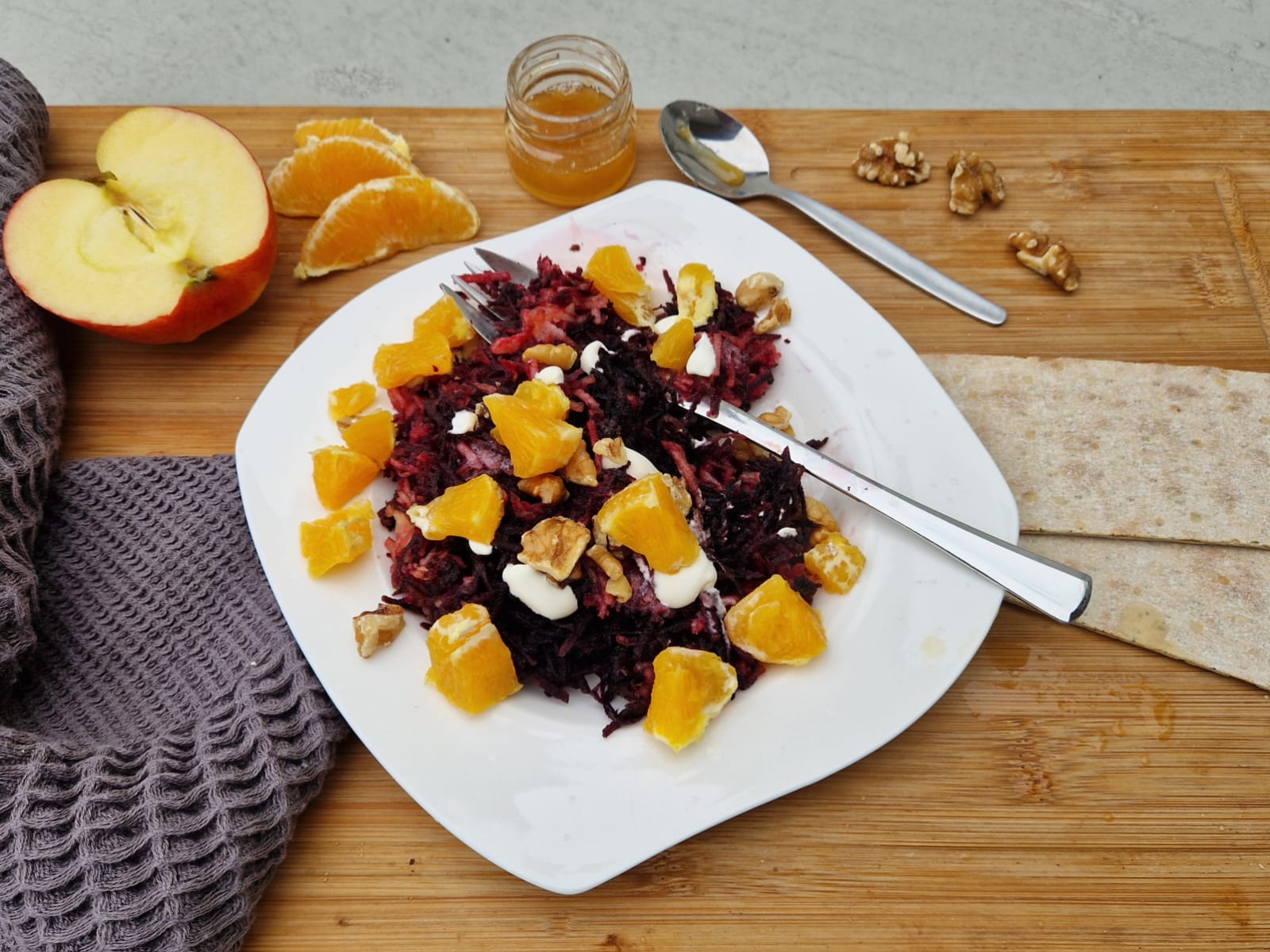 Rohnen-Rohkost mit Apfel und Orange