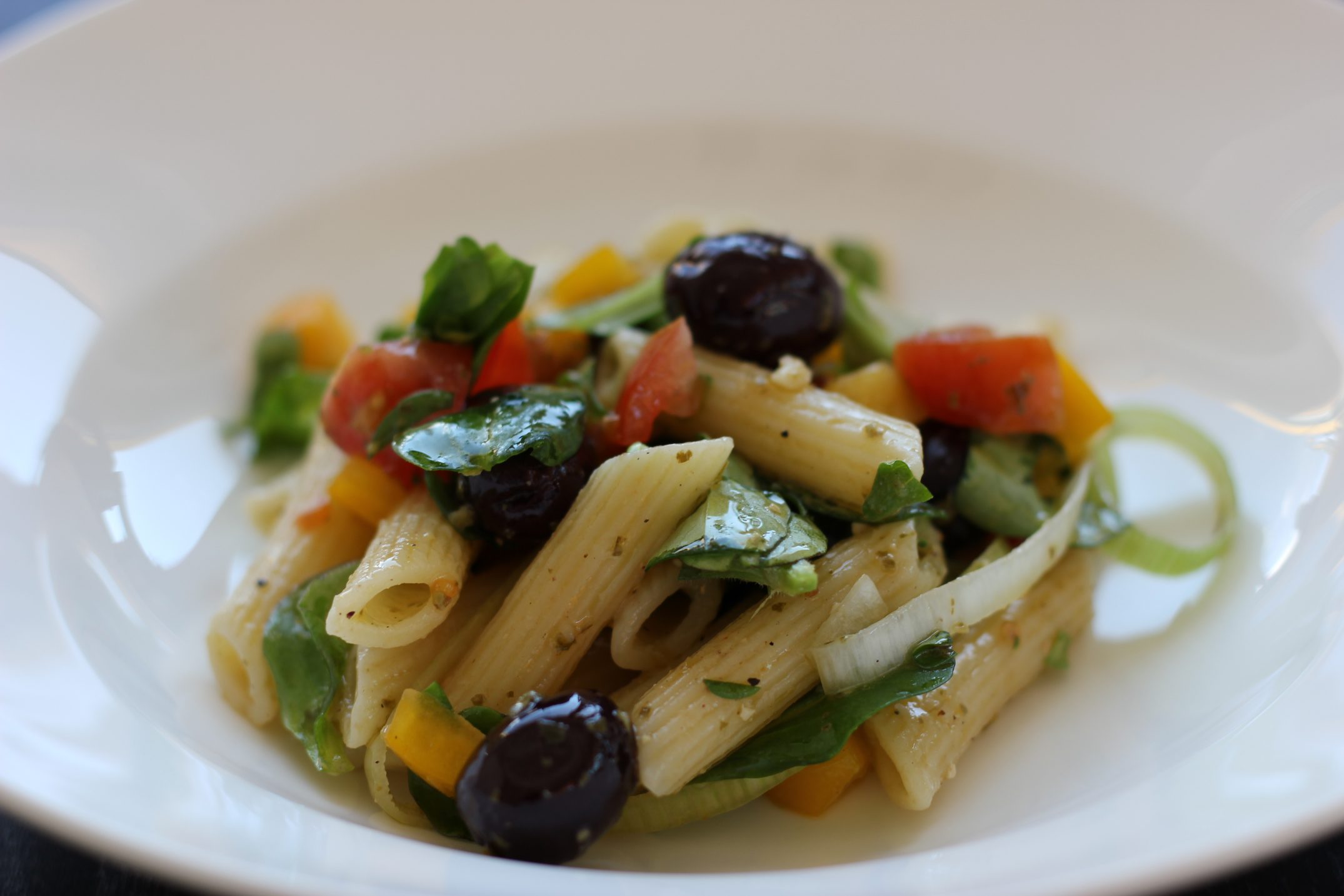 Mediterraner Nudelsalat