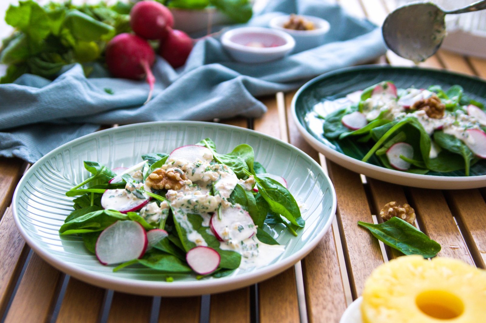 Junger Spinat als Salat mit Walnuss-Sauce