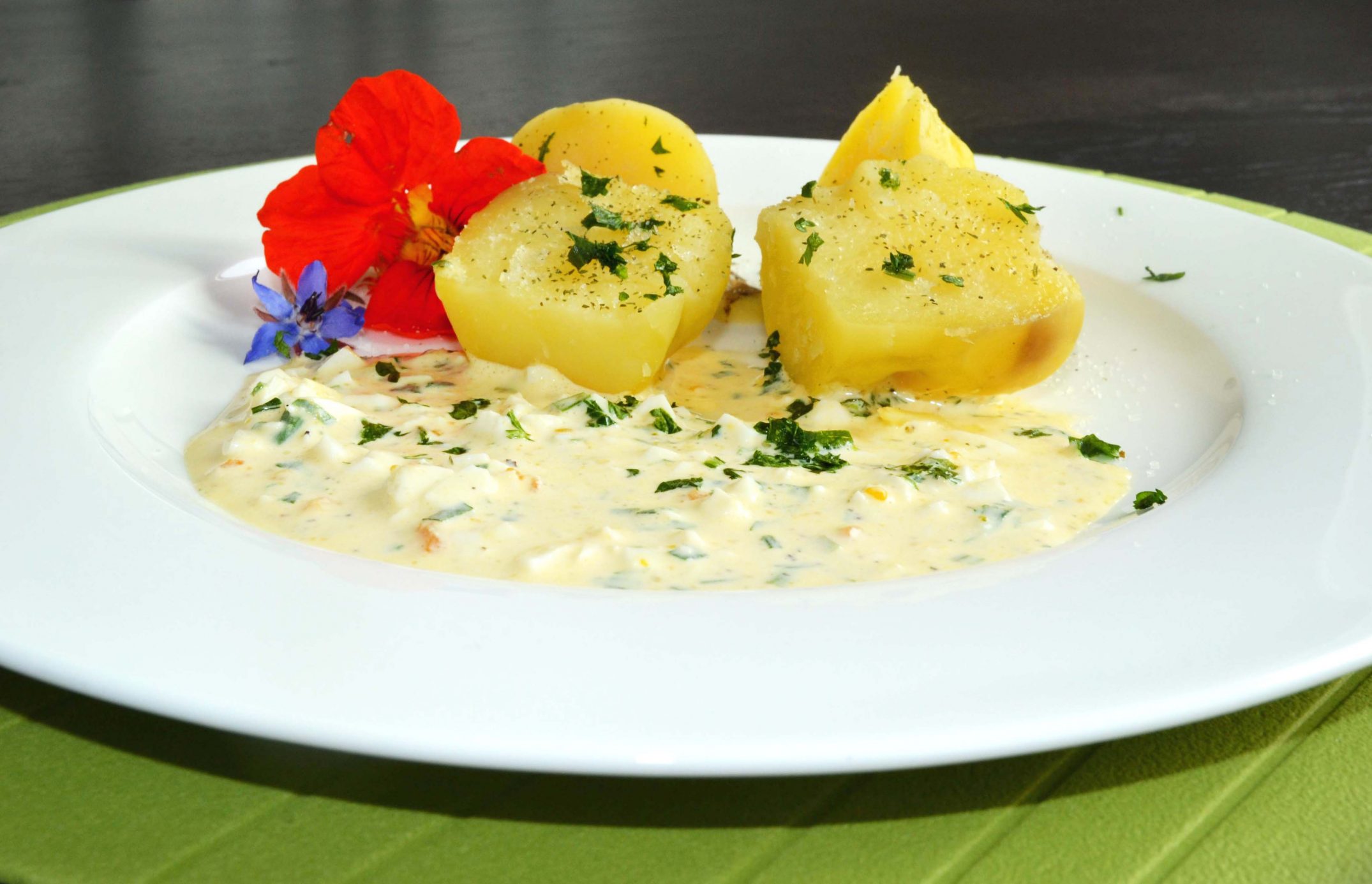 Frühkartoffeln mit Kräuter-Joghurt-Sauce