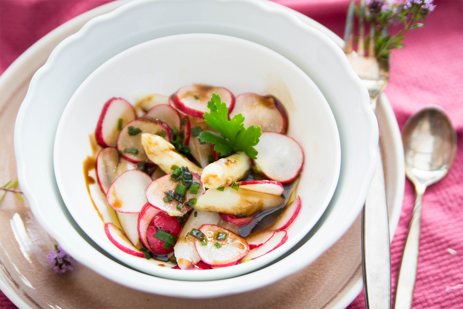 Lauwarmer Radieschen-Spargel-Salat mit Balsamico-Essig