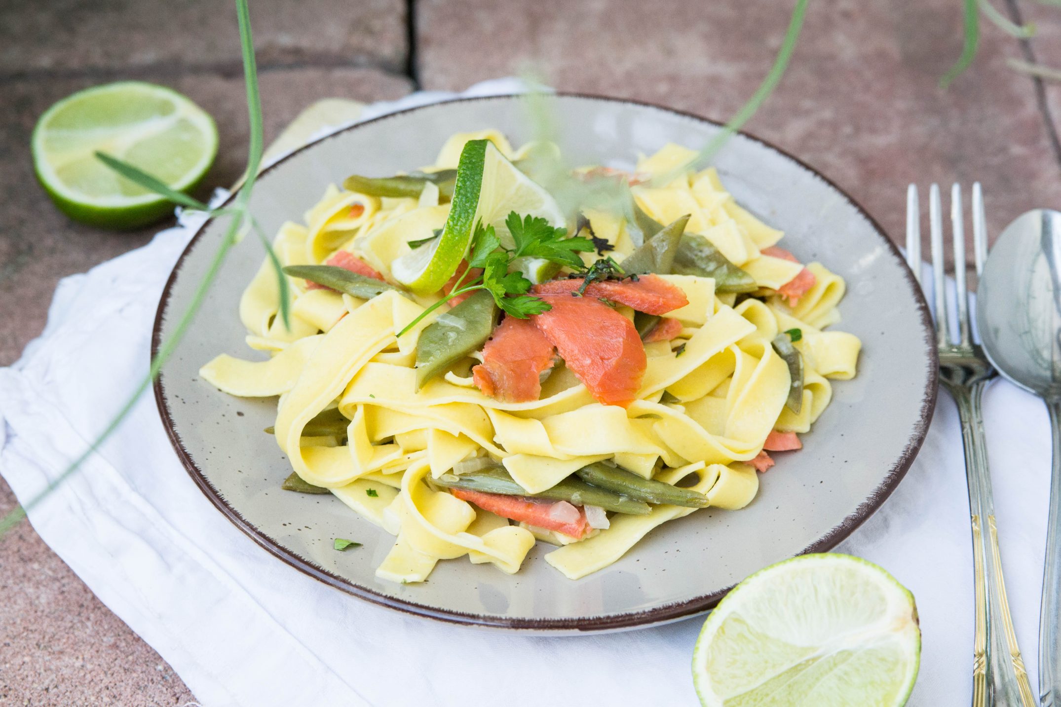 Limetten-Bohnen-Nudeln mit geräuchertem Lachs