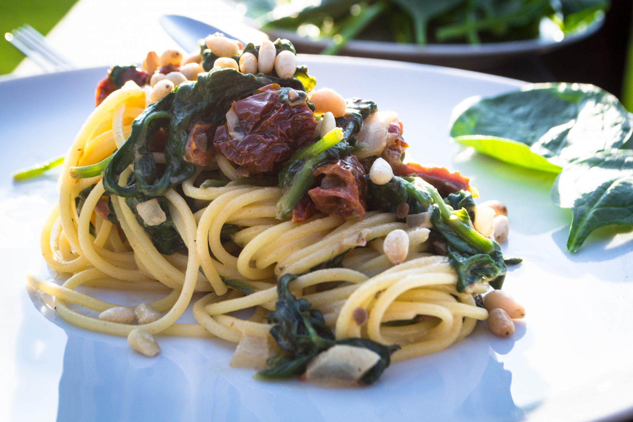 Pasta mit Blattspinat und getrockneten Tomaten