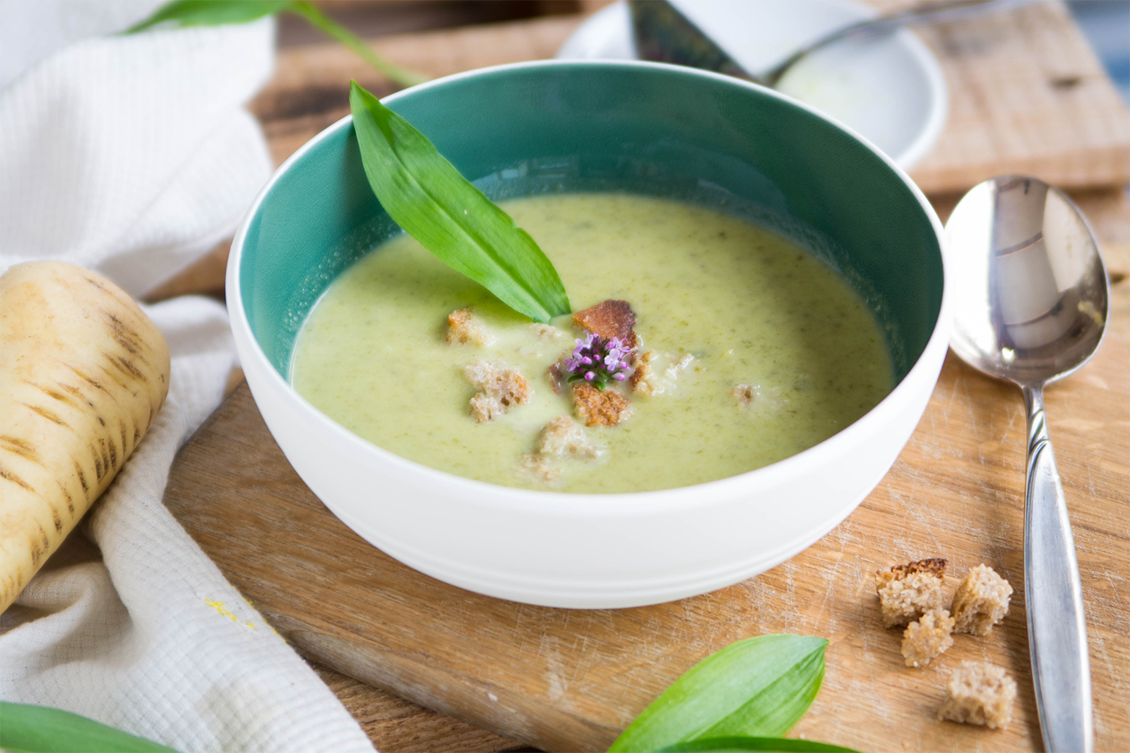 Pastinaken-Bärlauch-Cremesuppe mit gerösteten Schwarzbrotwürfel