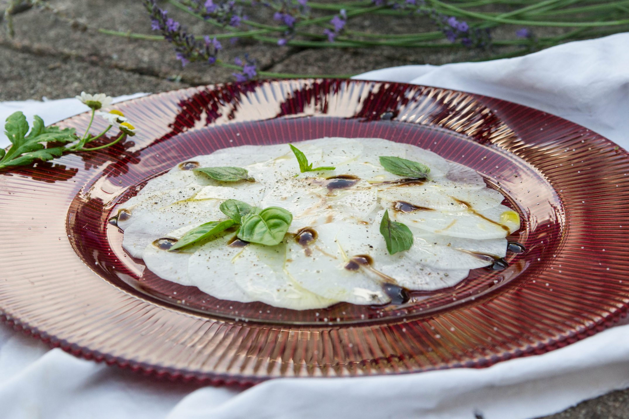 Bierrettich-Carpaccio mit Balsamico