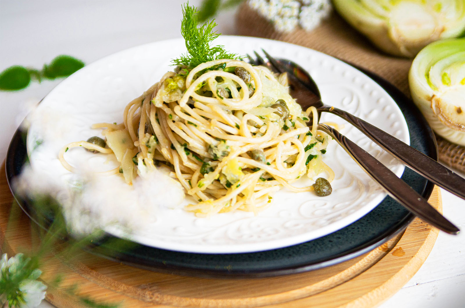 Spaghetti mit gebratenem Fenchel, Parmesan, Kapern und Zitronenschale